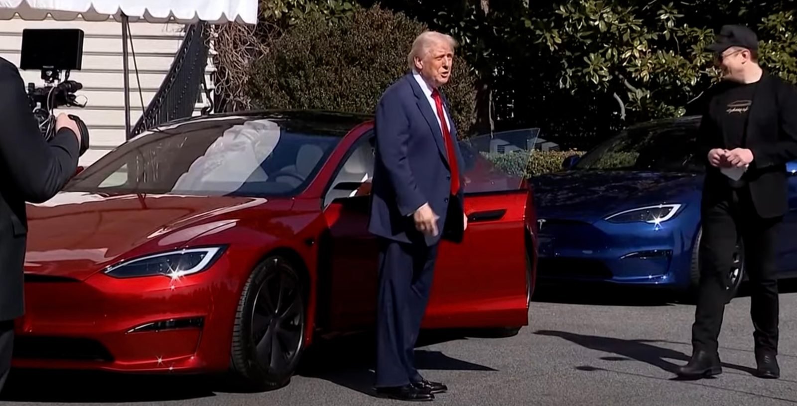 Trump makes an ad for Tesla with Elon Musk
